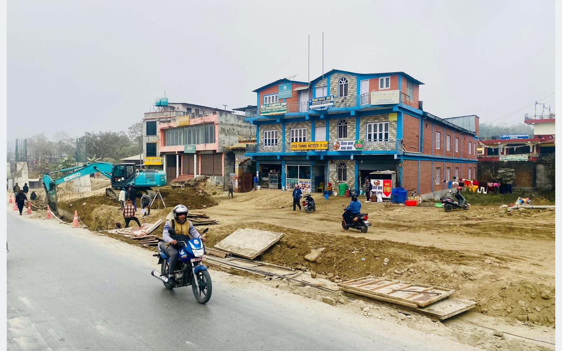 सडक विस्तारमा समस्या मापदण्डविपरीतका संरचना नहट्दा