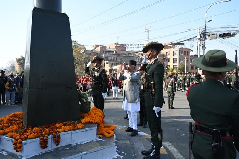 पृथ्वीनारायण शाहको शालिकमा माल्यार्पण राष्ट्रपति पौडेलद्वारा